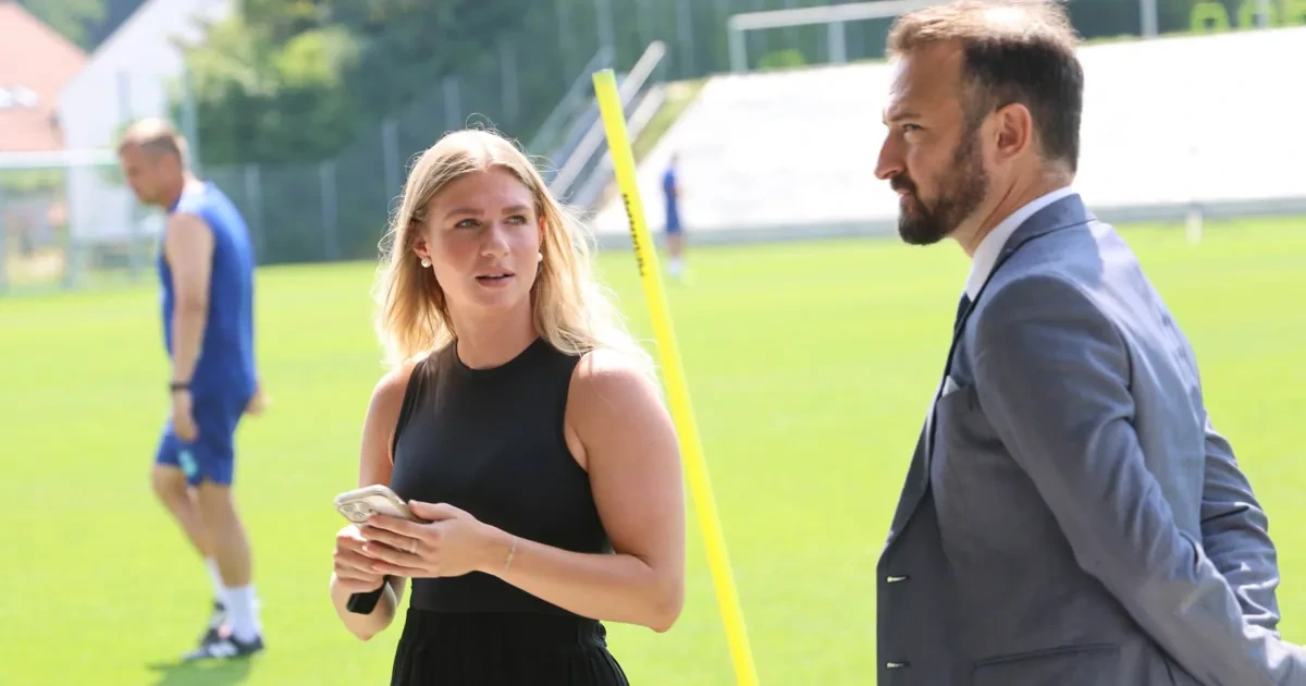 Blondine staubt einen Bundesligisten vom Platz!