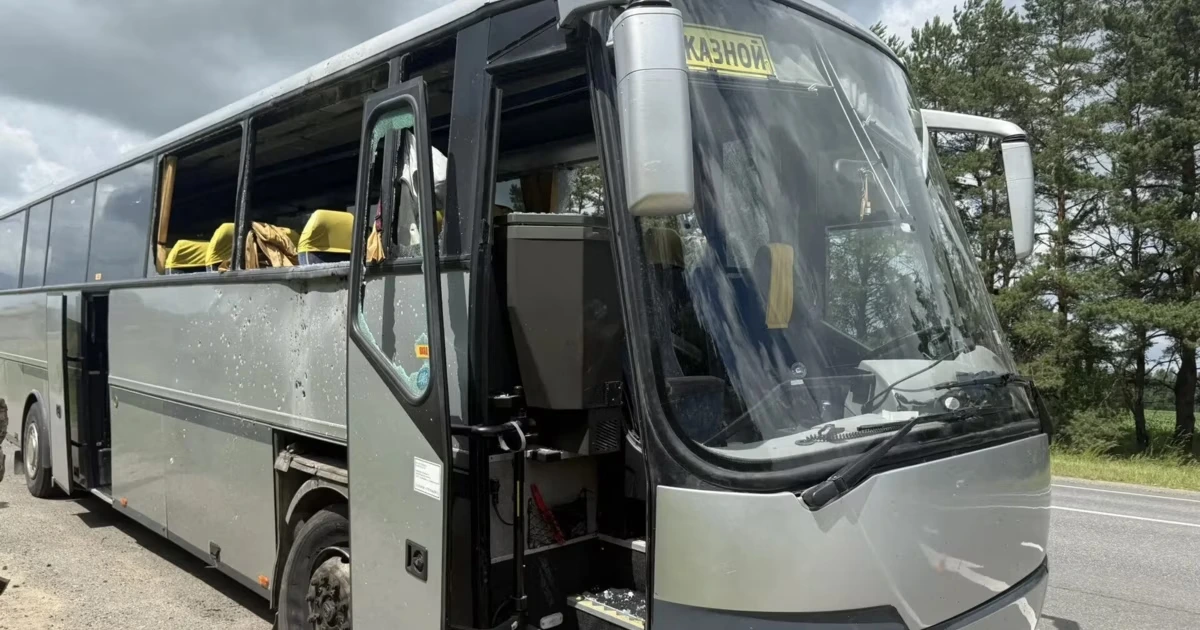 Drohne trifft Bus mit Kinder-Fußballmannschaft
