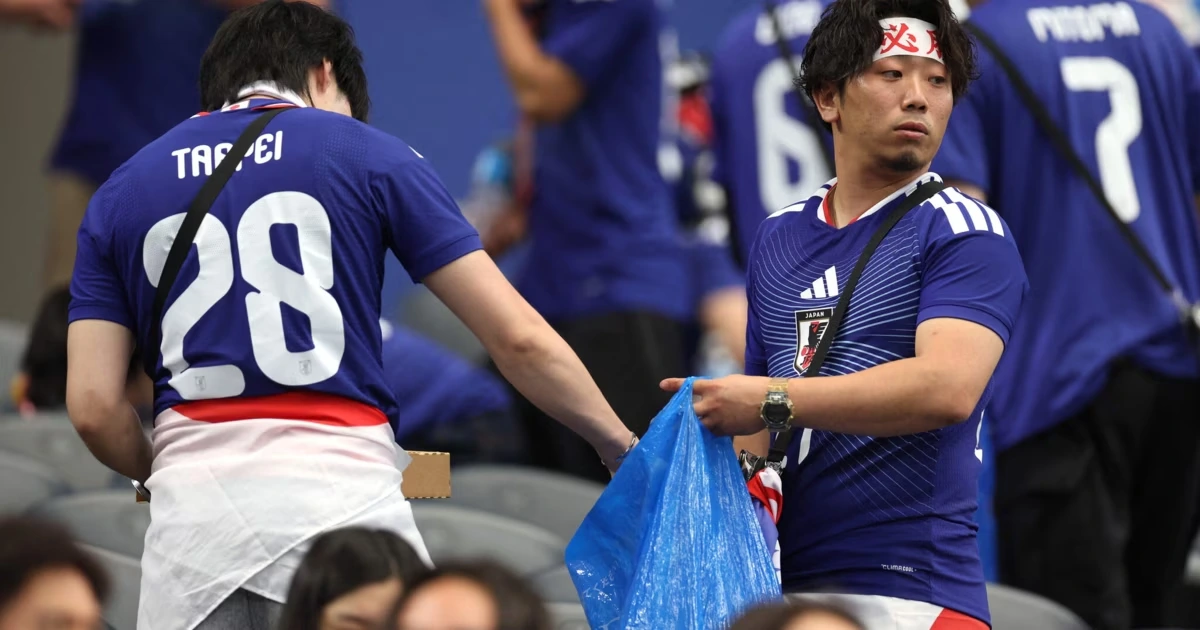 Prominenter Helfer: Japaner räumen Stadion auf!