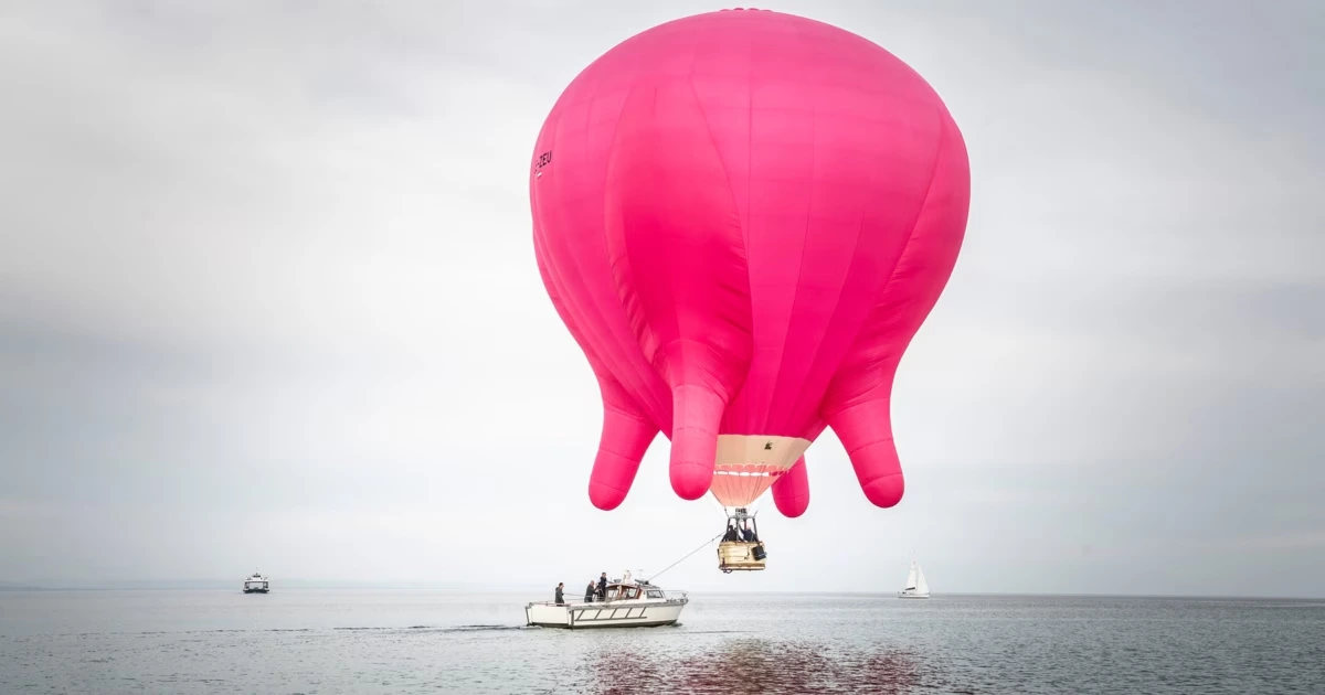 Künstlerin schwebt in Euterballon über Bodensee