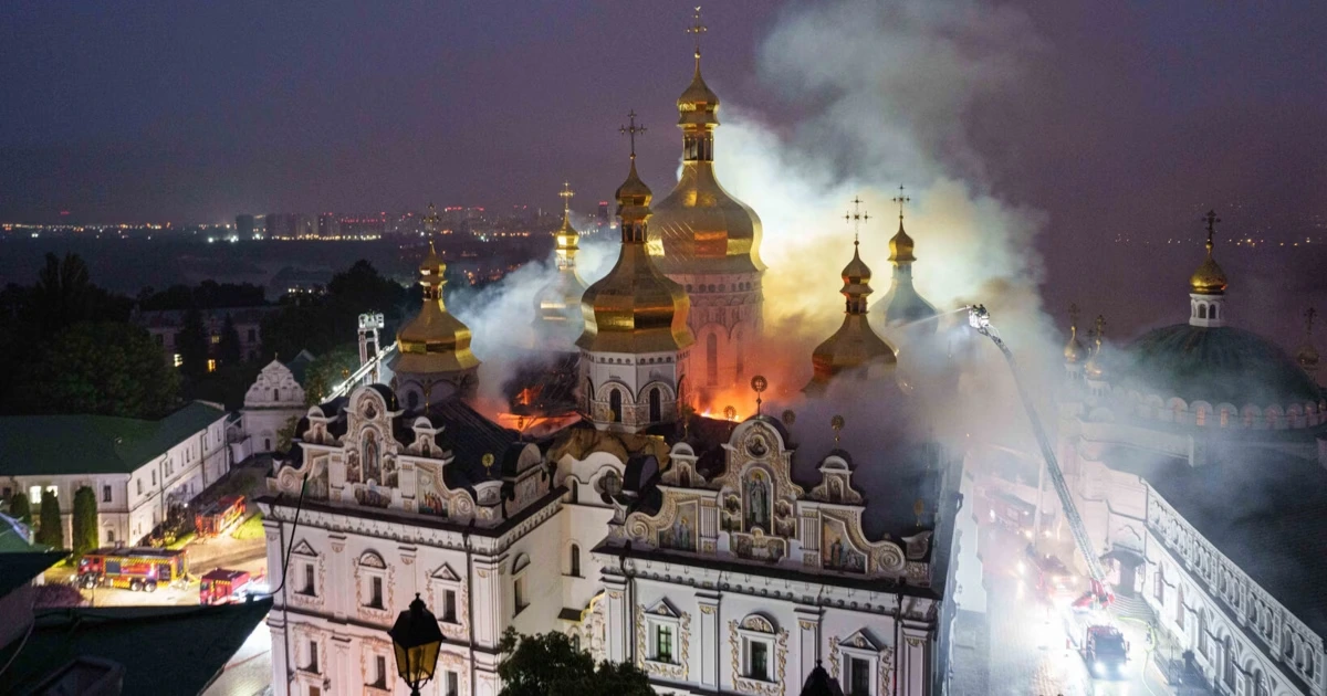 Berühmtes Höhlenkloster in Kiew steht in Flammen