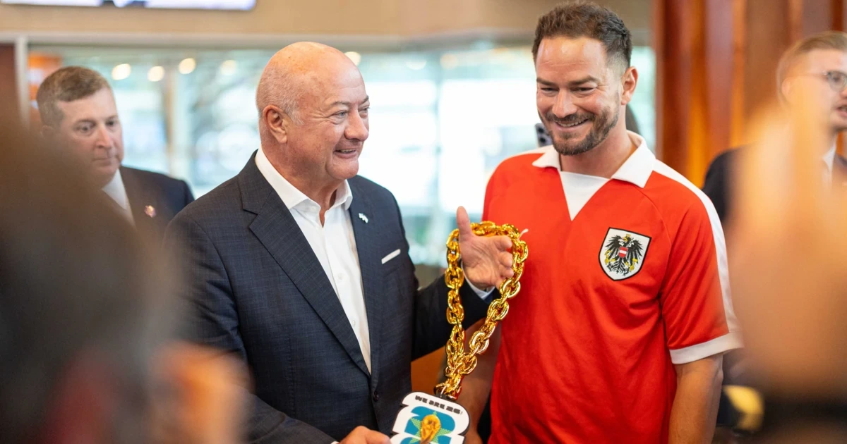 Kanzler flog mit zehn Mitarbeitern zum WM-Spiel