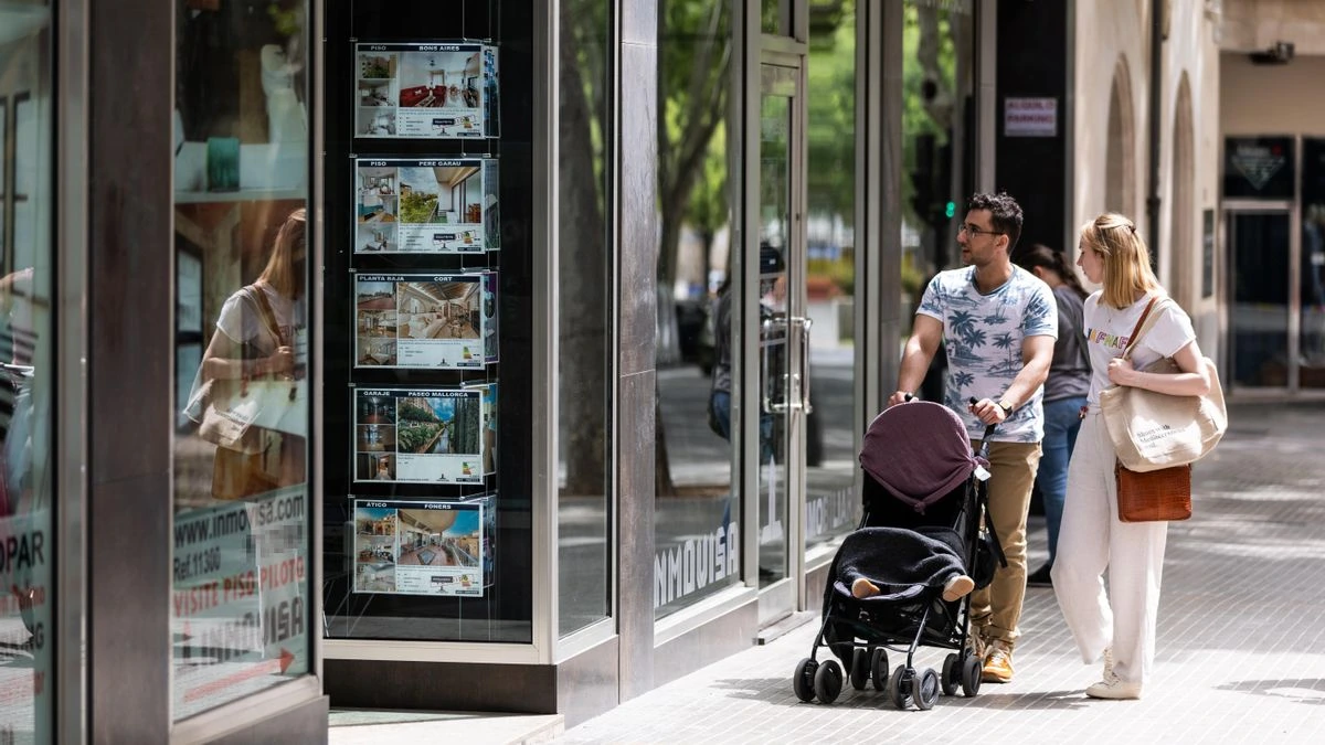 La caída del 10,2% en la compra de viviendas no frena los precios, que se disparan un 9,4%