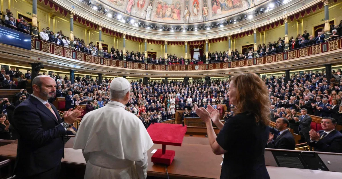 Papst hält historische Rede vor Spaniens Parlament
