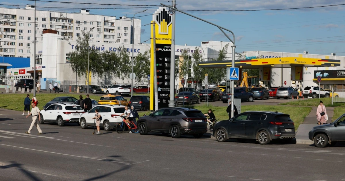 Horror-Schlangen: Moskauer betteln um Benzin