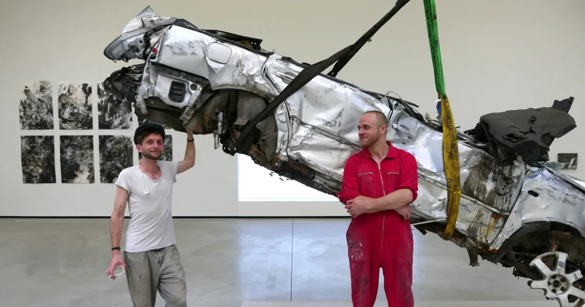 Künstlerduo schrottet Auto und malt Mega-Gemälde
