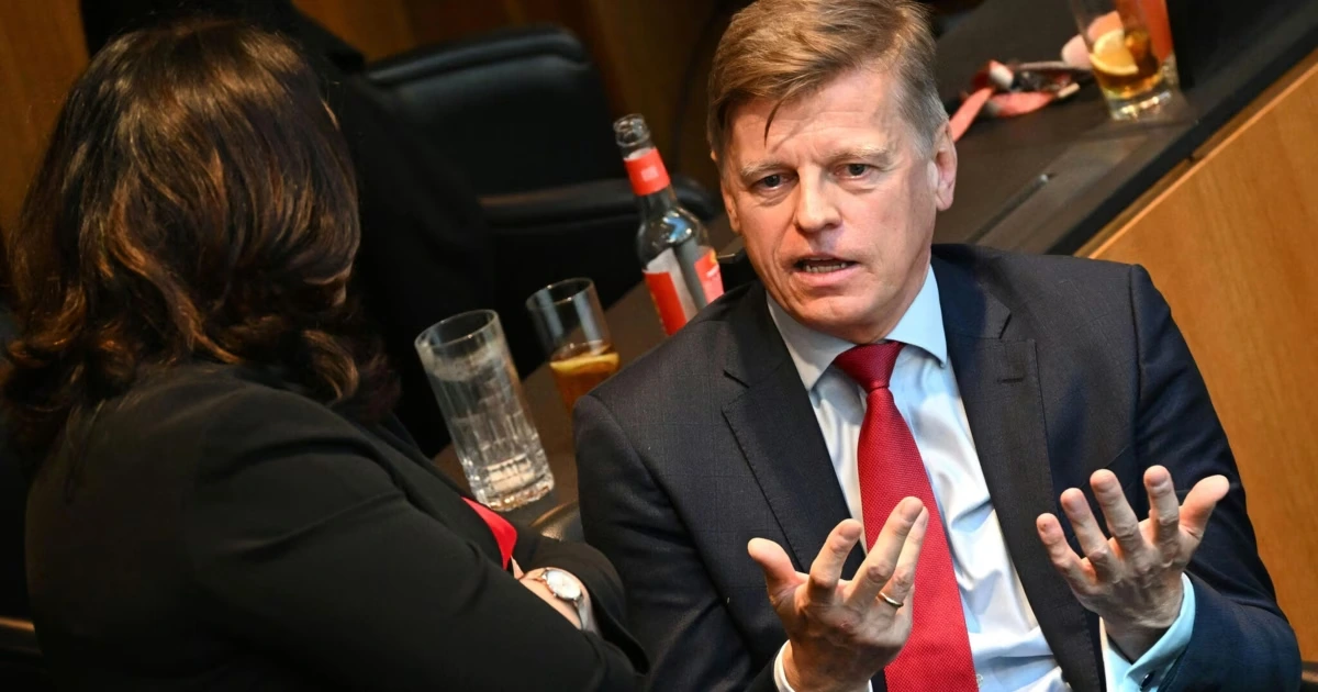 Neos-Gründer hält Parteien plötzlich Spiegel vor