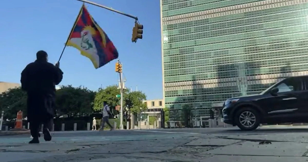 Tibet-Aktivist zündet sich vor UNO-Gebäude an