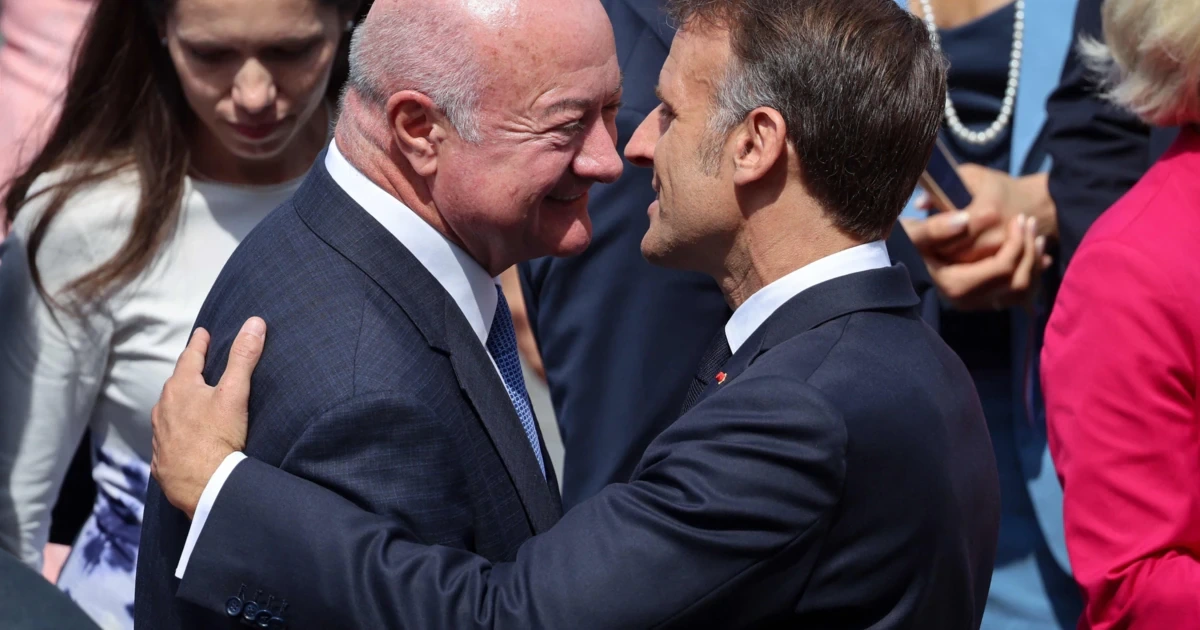 Garde marschiert in Paris bei Militärparade mit