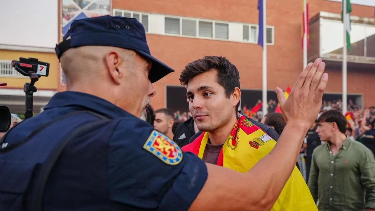 La orden de detención contra Vito Quiles es por una investigación sobre un “bulo” contra un funcionario de Hacienda