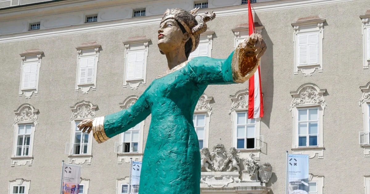 Vor dem Dom wurden wieder Hüllen fallen gelassen