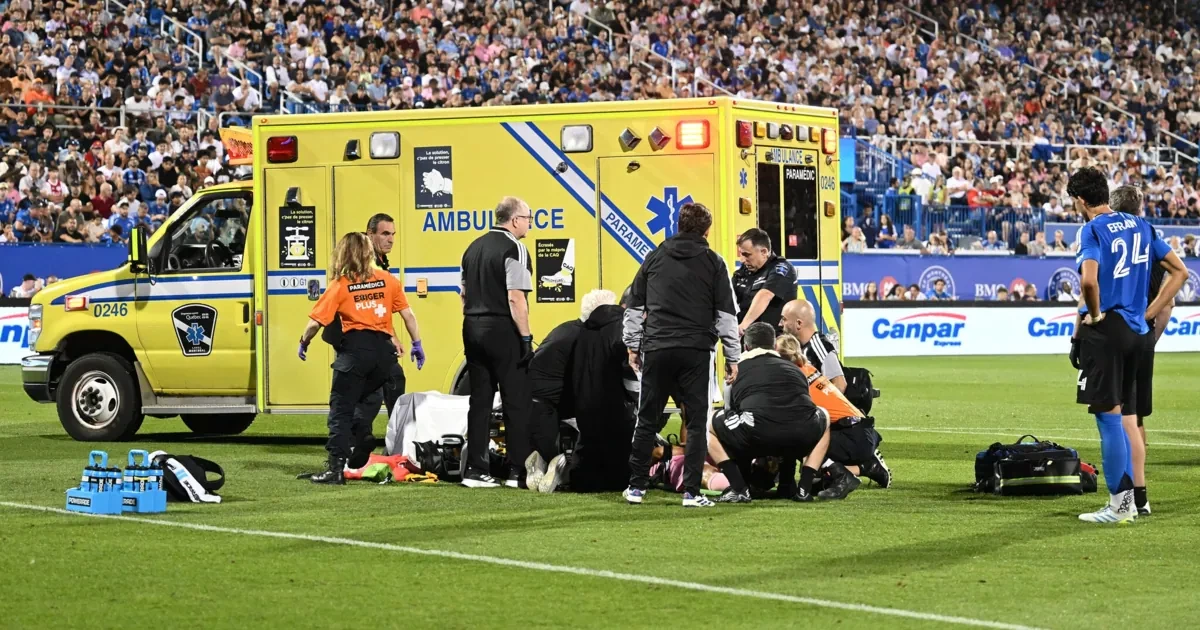 Messi-Kollege regungslos: Rettungswagen am Platz