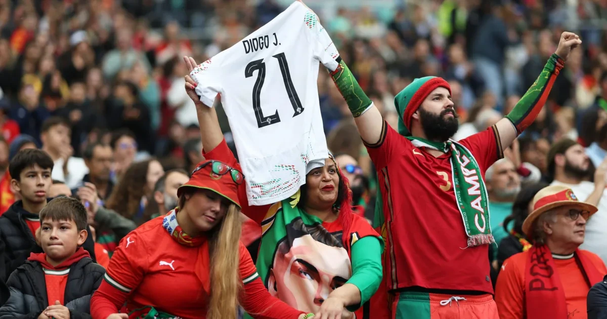 Besondere Geste! Portugal-Fans ehren Diogo Jota