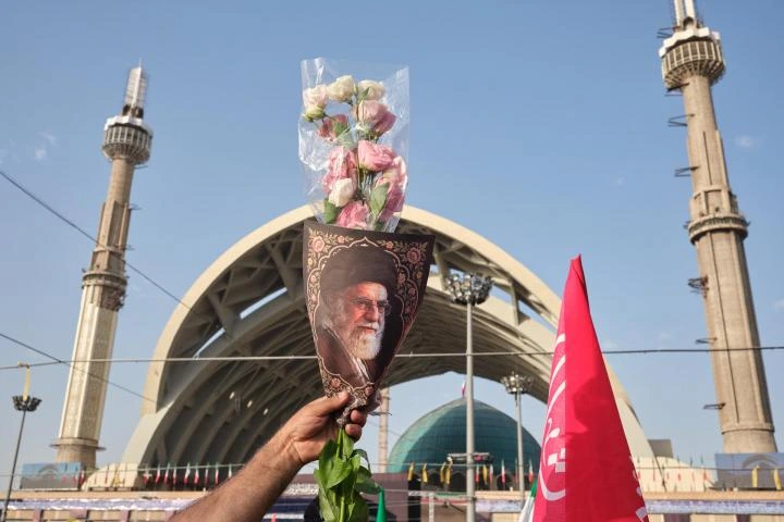 Multitudinario funeral de Jameneí: Irán convierte el adiós a su líder en una demostración de fuerza frente a EEUU e Israel