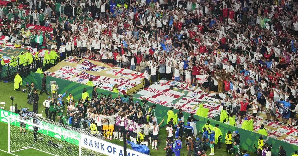 England-Star auf Trage: Schreckmoment bei WM-Party