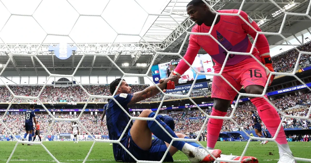 Frankreich in Halbzeit eins von England gedemütigt
