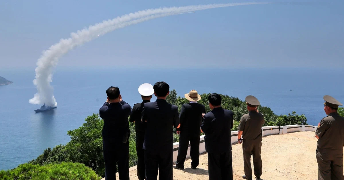 Kim kontrolliert Waffentests auf Marinezerstörer