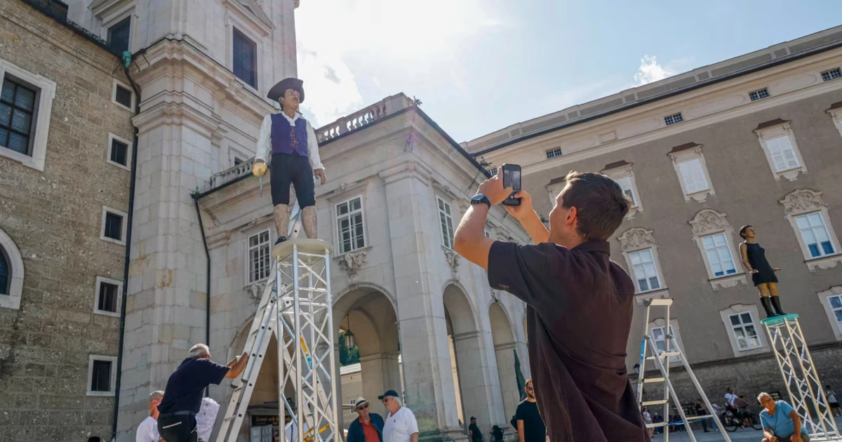 Opernhelden halten auf dem Residenzplatz Einzug