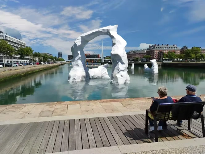 Pour l’opération artistique « Un été au Havre », un iceberg et des coraux géants apparaissent dans la ville