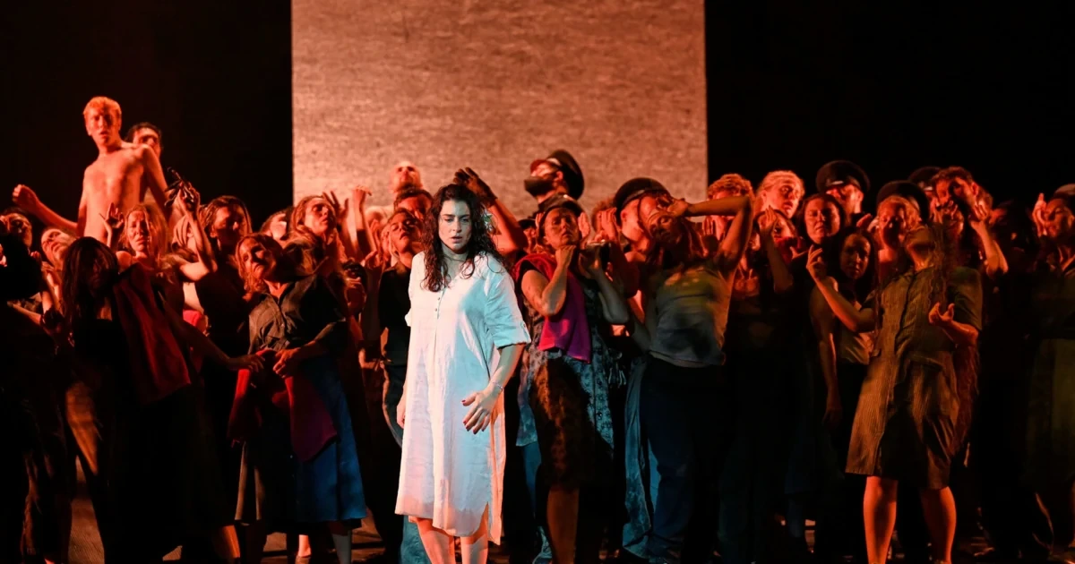 Surreale „Carmen“ eröffnet Salzburger Opernreigen