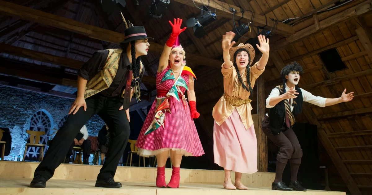 Ein groteskes Volksstück stellt unbequeme Fragen