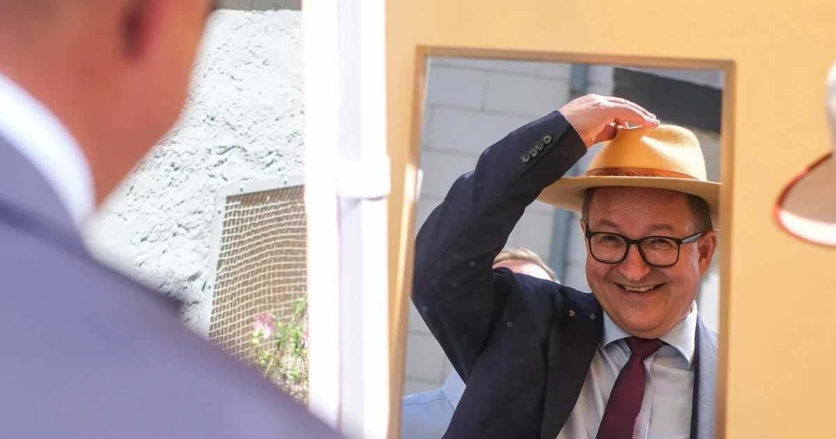Wenn der Rote mit dem Hut auf die Leute zugeht …