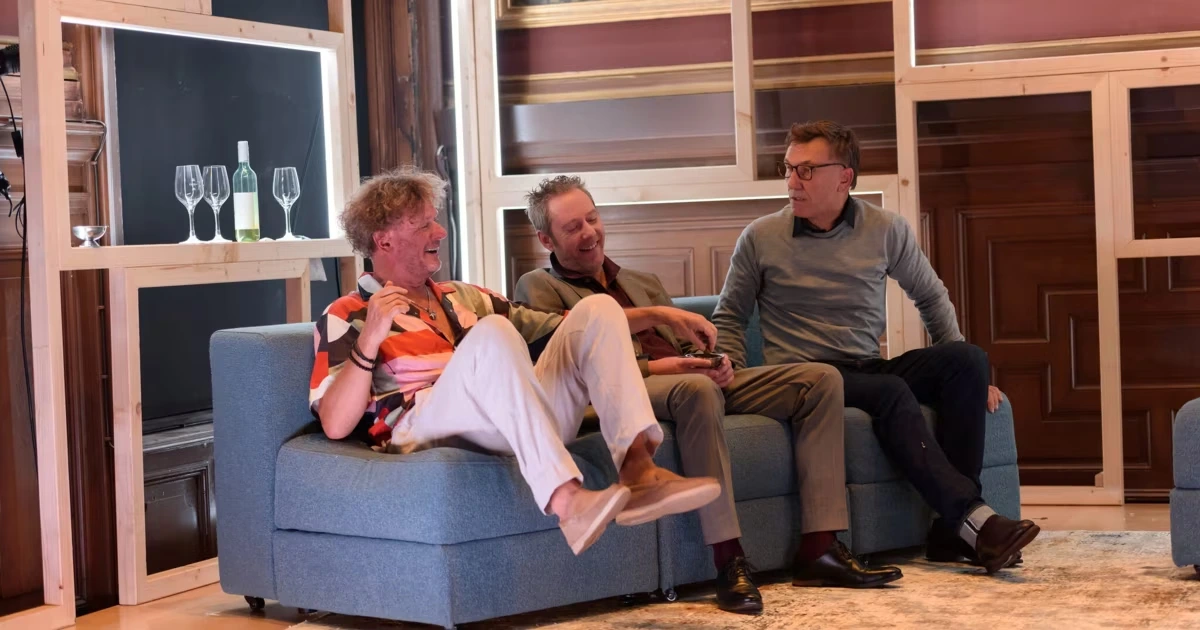 Ein weißes Bild sprengt ein Männertrio