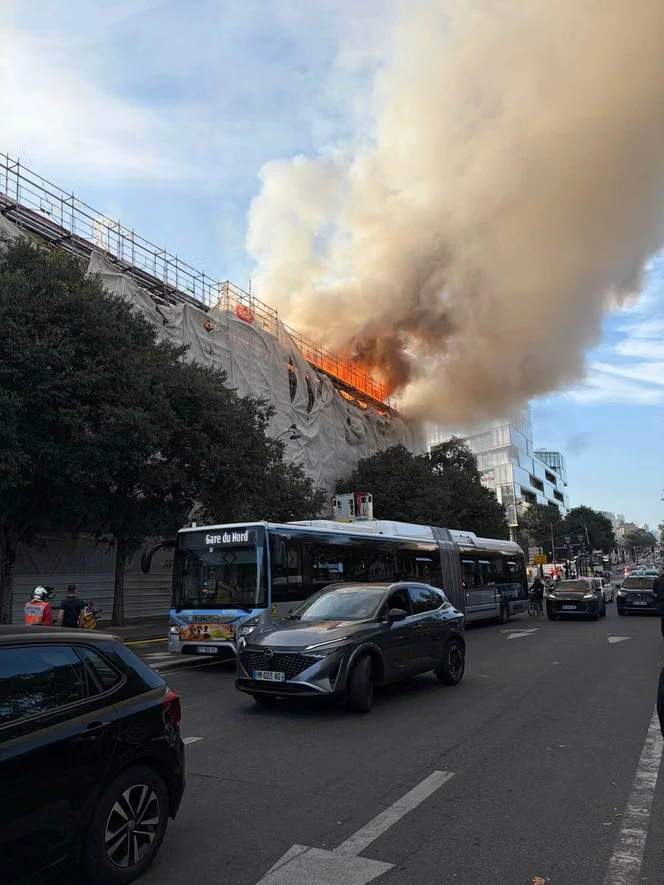 Un incendie en cours près de la gare d’Austerlitz, à Paris