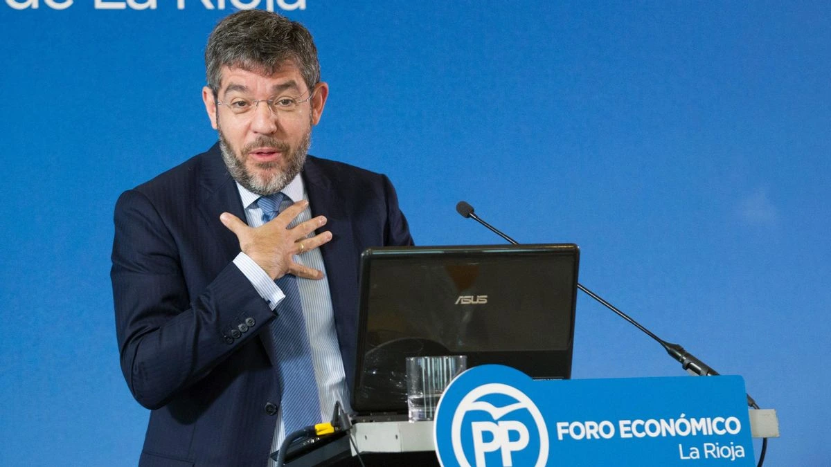El gurú económico del PP promete ahora no cambiar “ningún elemento de la regulación del autoconsumo”