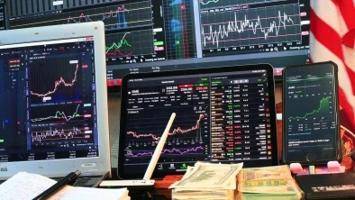 Borse in diretta, prezzo petrolio di oggi 19 ottobre | Europa in rosso tra proteste e attesa trimestrali: Milano -1%, deboli le banche. Brent a 107 dollari
