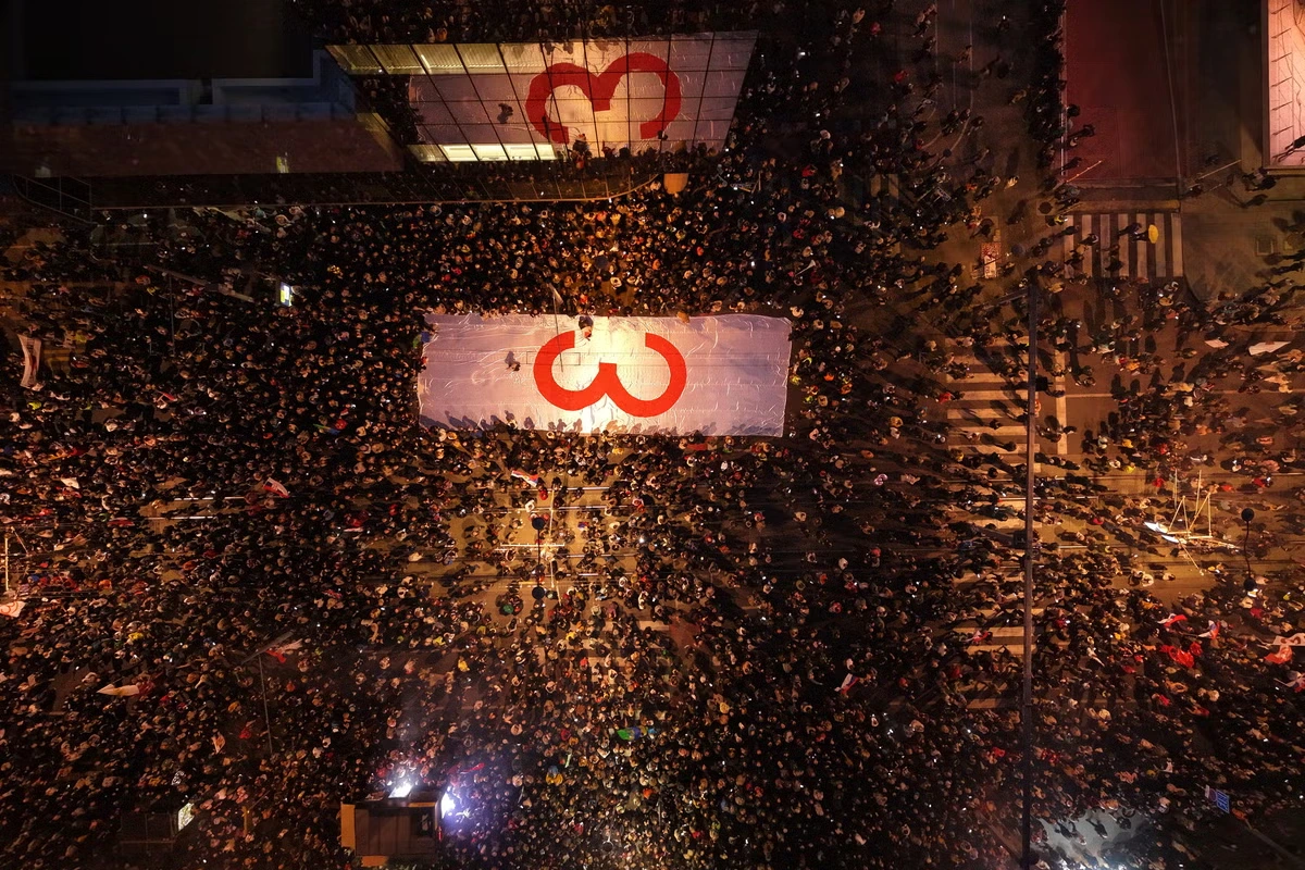 Huge crowds gather at final pre-election rally of Serbia's students