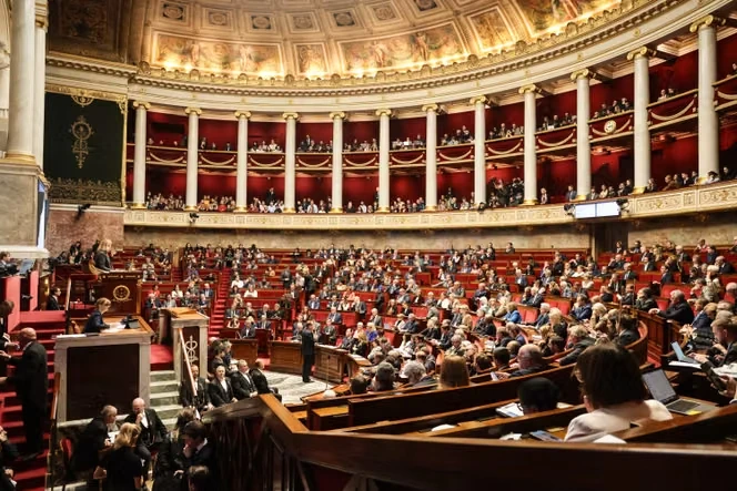 Budget 2027 : les députés rejettent la surtaxe sur les grandes entreprises