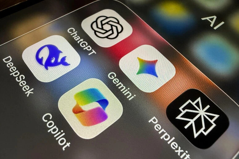 ChatGPT più usata da italiani, ma cresce Gemini ed è prima su mobile