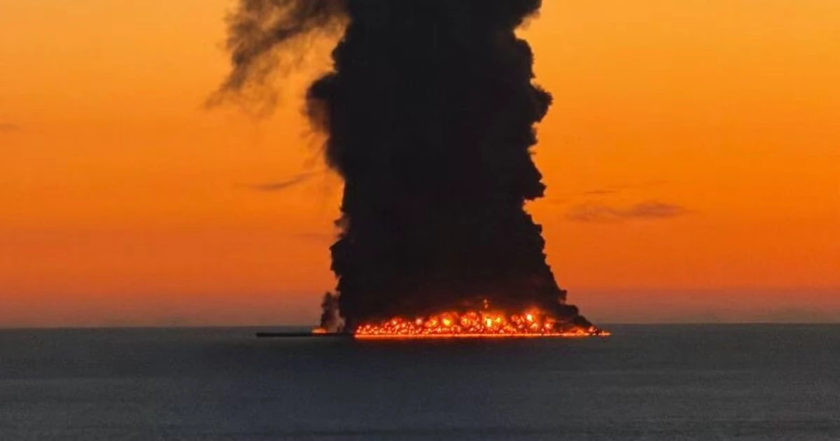Öltanker im Schwarzen Meer steht in Flammen