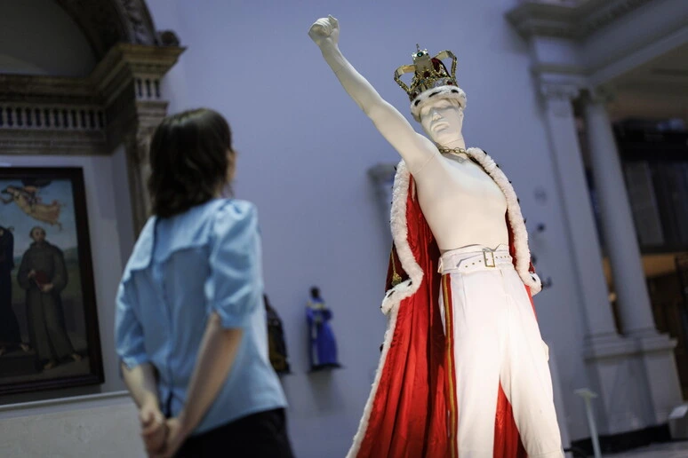 Dalla corona alla tuta di Bohemian Rapsody, Londra celebra Freddie Mercury