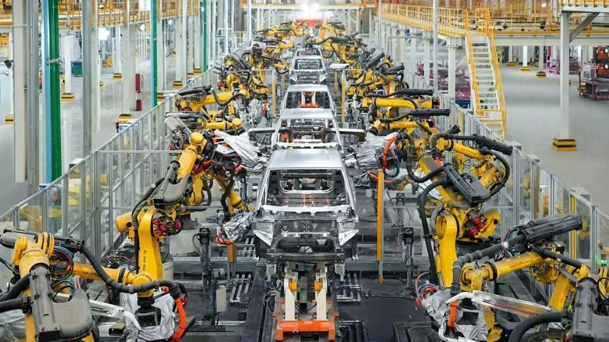 El sorpasso de los coches electrificados sobre los de combustión ya tiene fecha: 2030