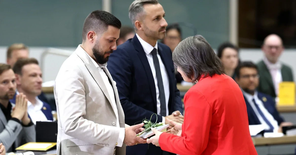 AfD-Landtagspräsident bekam Gesetzbuch und Rose