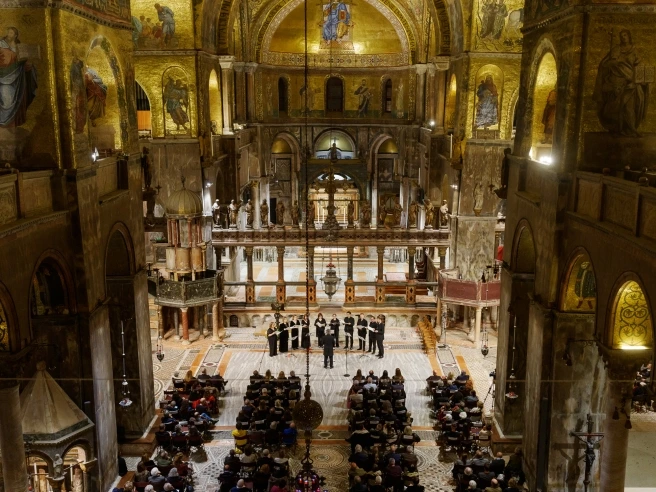 Venezia alza lo sguardo al cielo. La musica libera diventa preghiera