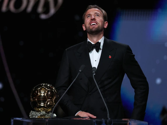 Harry Kane vince il Pallone d'Oro 2026, cerimonia in diretta: il miglior giovane dell'anno è Yamal, Simon miglior portiere; Alexia Putellas vince il suo terzo trofeo femminile