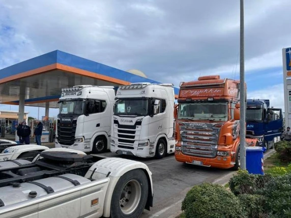 Protesta degli autotrasportatori, il governo promette un miliardo ma i blocchi al Sud continuano