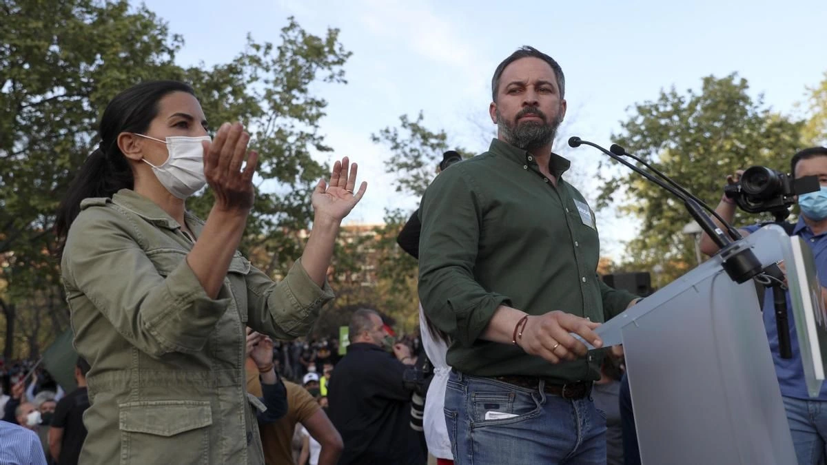 La Justicia absuelve a un tuitero por hablar de Abascal “colgado” de un puente y recuerda que él dijo lo mismo de Sánchez