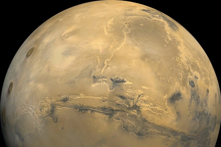 Il più vasto canyon del Sistema Solare fa tremare Marte