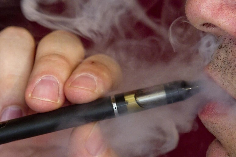 Dilaga il vaping in Gb, oltre un milione che ne fa uso non ha mai fumato