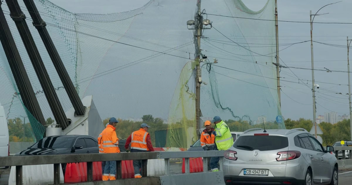 Brücke in Kiew bekam Netze zum Schutz vor Drohnen