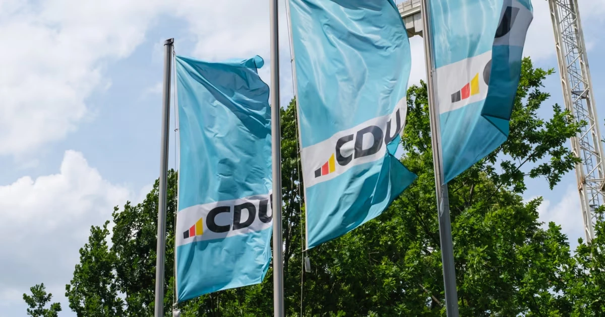 Linksextreme kippen Pferdemist vor CDU-Büros