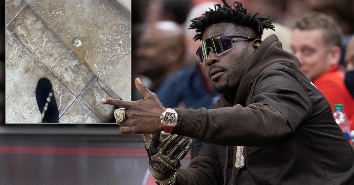 Antonio Brown pinkelt auf seinen Super-Bowl-Ring