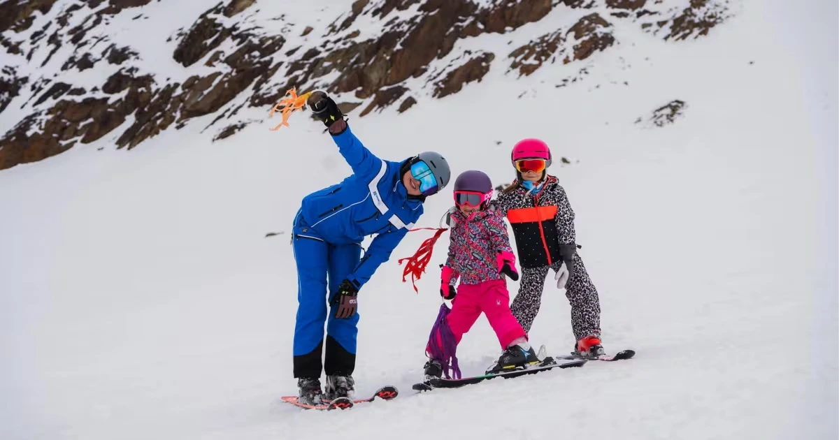 „Ötzis“ Papa bringt den Kindern das Skifahren bei