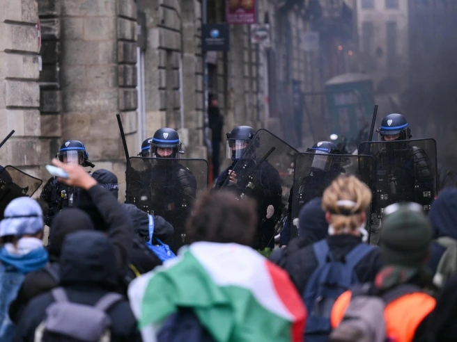 Le proteste e l’effetto-contagio: perché in Italia e Francia il caos nelle piazze si riversa su spread e mercati (e tocca tutti noi)