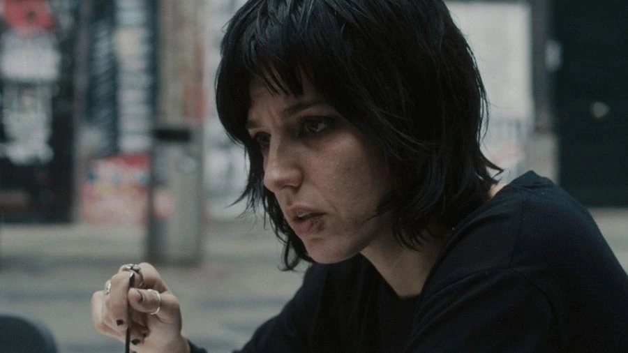Esta soledad: Un robusto y brillante ejercicio de cine desde la fragilidad (****)