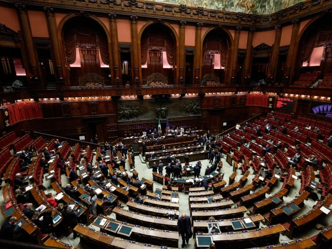 Manovra 2027, via libera del governo: fondo pensione per i neonati da 100 euro l'anno. Slitta il decreto bollette